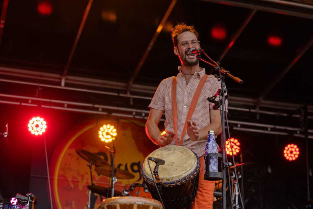 Plage arrière Chanteur avec son djembé